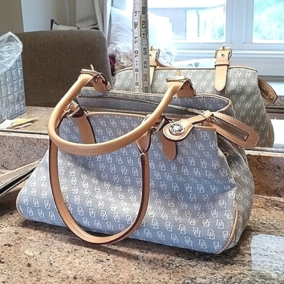 Dooney & Bourke Signature Buckle Satchel Tote w/wristlet. - Picture 2 of 16